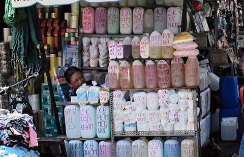 Mua hóa chất sẽ phải trình CMND