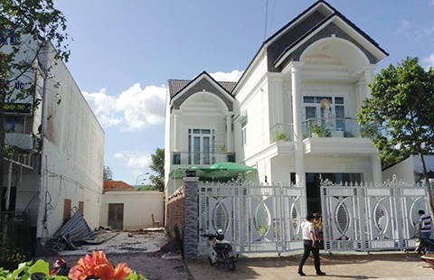 Cương quyết đòi tháo dỡ biệt thự xây nhầm chỗ