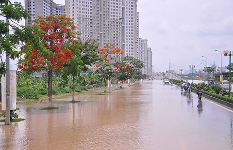 Cao ốc Hà Nội vẫn ngập trong biển nước