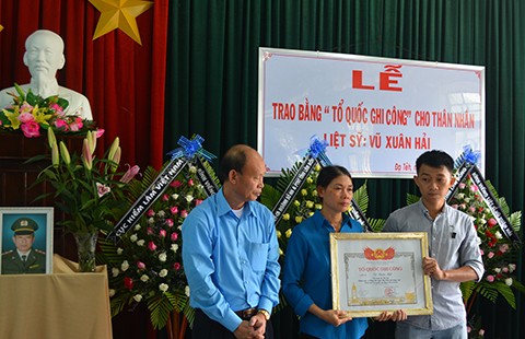 Trao bằng Tổ quốc ghi công cho liệt sĩ kiểm lâm Vũ Xuân Hải
