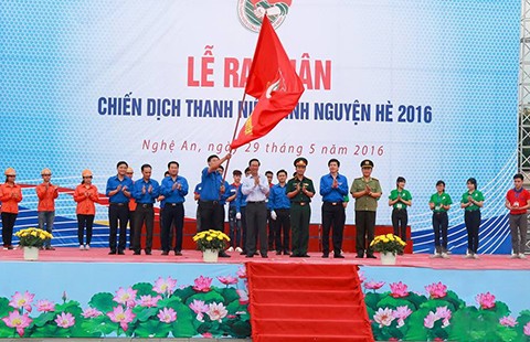 Tuổi trẻ ra quân xây dựng nông thôn mới