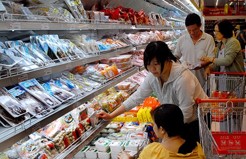 Muốn đưa hàng vô siêu thị phải... lót tay?