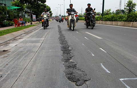 ‘Vỉa hè nhà dân ‘đè’ nứt đường Phạm Văn Đồng’ (?!)