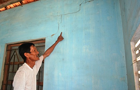 Làm đường cao tốc gây nứt nhà dân