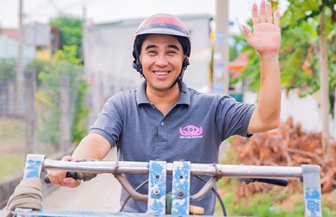 Quyền Linh dang tay với người già, tâm thần