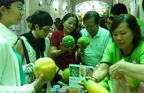 Người thành phố tìm gì ở những phiên chợ sạch?