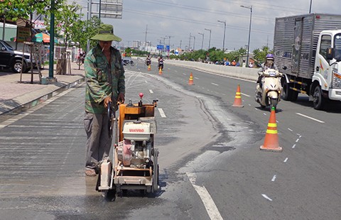 Khó hiểu vỉa hè ‘đè’ nứt đường Phạm Văn Đồng