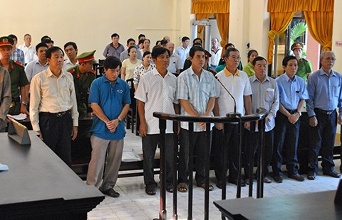 10 cán bộ hải quan hầu tòa vì ‘giúp’ DN chiếm tiền hoàn thuế