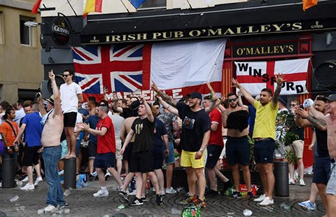 Đã lo khủng bố lại còn phải chống hooligan