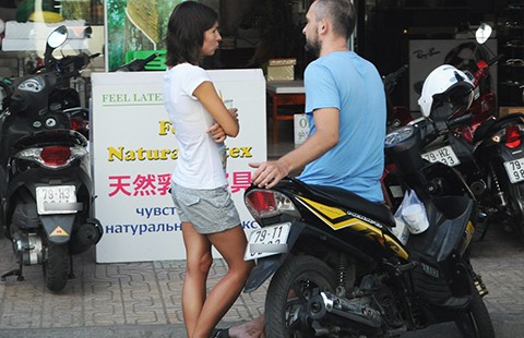 Khách ngoại chạy xe máy tung hoành ở Nha Trang