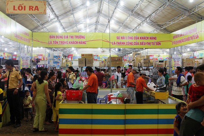Hàng loạt mặt hàng giảm giá tại chợ hàng Việt 2016