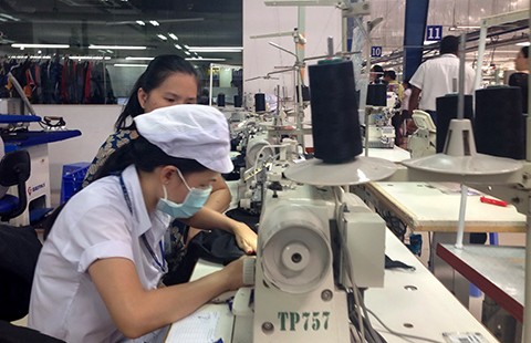 Ai giúp công nhân khởi kiện nợ BHXH?