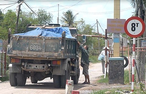 Dân tự chặn đường thu phí xe quá tải