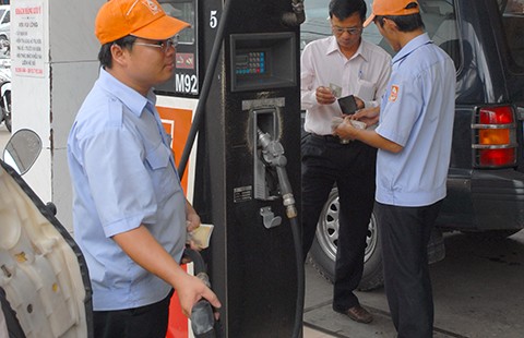 Người mua xăng thiệt vì thuế bất hợp lý?
