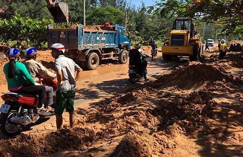 Hồ titan vỡ, nhuộm đỏ biển Bình Thuận