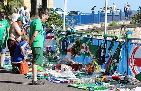 Mảnh tang, cái siết tay và tình yêu bóng đá