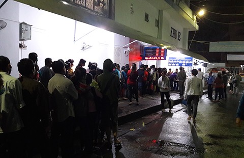 Ngày đầu tiên ở bệnh viện khám bệnh lúc gà gáy