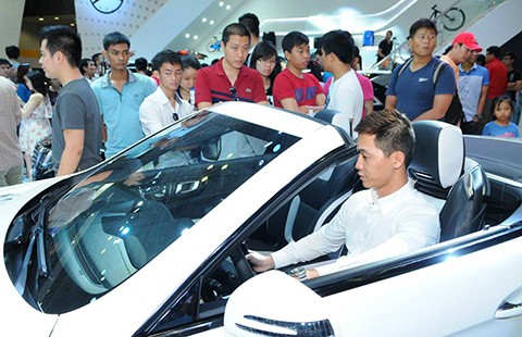 Người Việt xếp hàng chờ mua xe sang