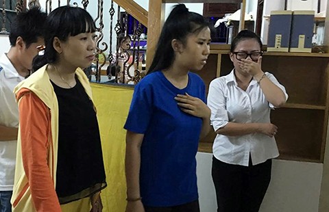 Học sinh òa khóc trước di ảnh các cô giáo