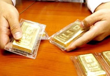 Giá vàng lao dốc, dân đẩy mạnh bán ra
