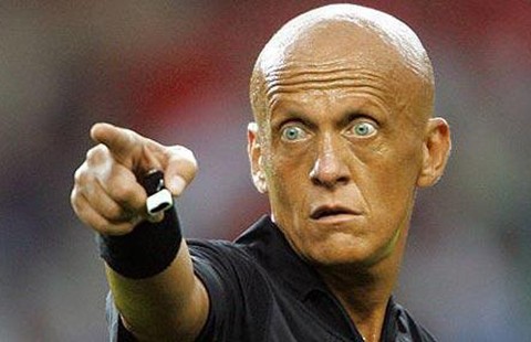 ‘Vua’ Collina yêu cầu thẻ vàng thủ môn bước lên chấm 11 m chơi đòn tâm lý