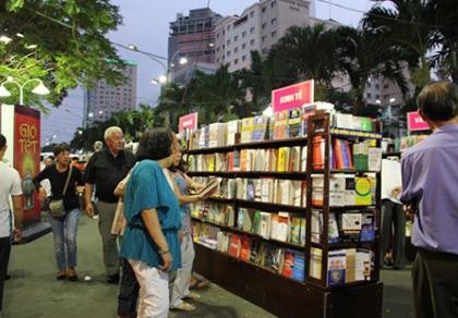Đường sách TP.HCM gặp khó vào mùa mưa