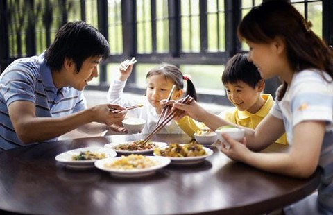 Ngày gia đình Việt Nam: Đàn ông ở phố chăm con
