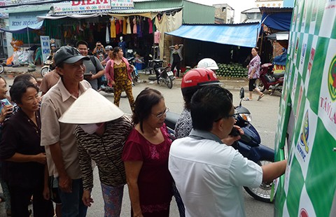 Người dân háo hức đợi quà từ ‘Chuyến xe bất ngờ’