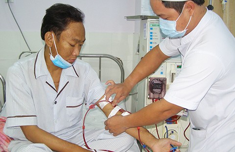 Mang máy lọc thận xuống gần nhà bệnh nhân