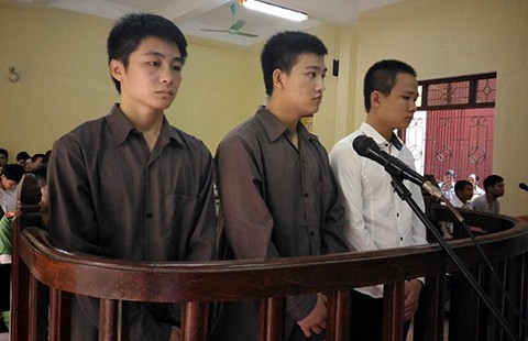 Phạt tù 3 kẻ 'chém nhà báo cho bõ tức'