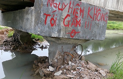 ‘Mưa lớn xô ngã kênh dẫn nước trăm tỉ’ (?!)