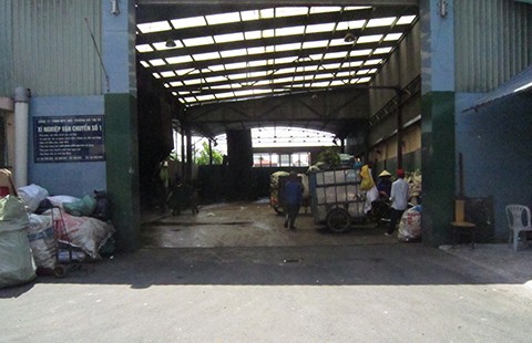 Dân tại ‘Điểm tập kết rác ‘hành’ dân’ tiếp tục chờ đợi