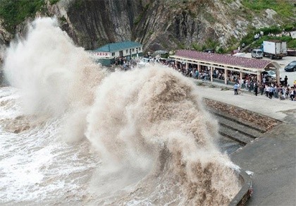 Siêu bão hoành hành, tiếp tục hủy 6 chuyến bay tới Đài Loan
