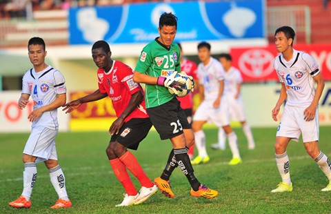Vòng 15 Toyota V-League: Nghèo còn gặp eo