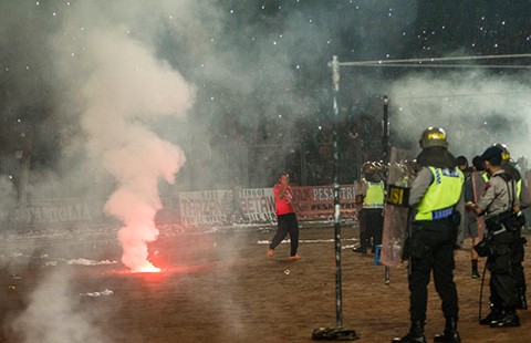 Hàng ngàn cổ động viên Indonesia tham gia bạo loạn sân cỏ