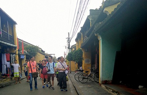 Đà Nẵng: ‘Xử’ hướng dẫn viên hoạt động chui và du khách gây rối