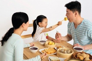 Ăn cơm nhà hạn chế tiểu đường