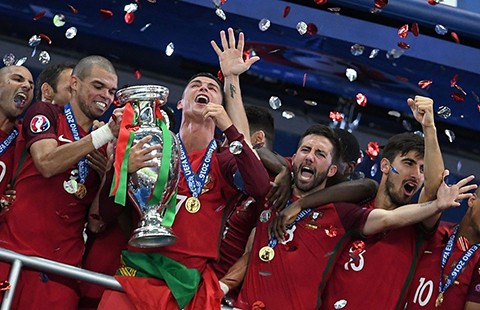 Giọt nước mắt hạnh phúc của Ronaldo