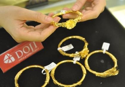 Vàng miếng tuột dốc, quay sang lướt sóng vàng nữ trang