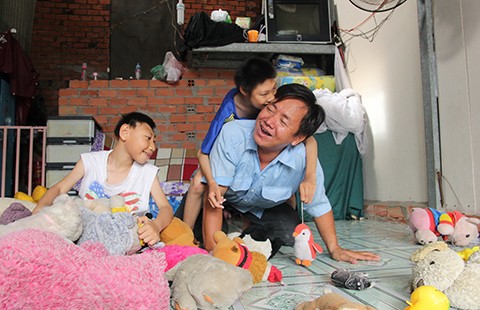 Người cha và hai con bại não sắp có nhà mới