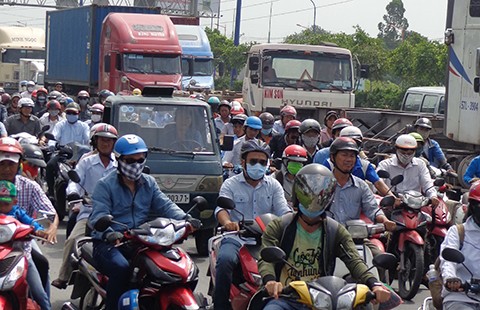 Ùn tắc, tai nạn vây bủa cửa ngõ phía đông