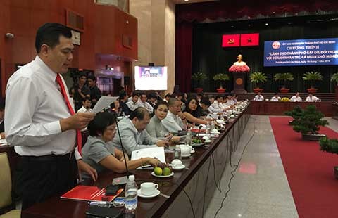 Một miếng ăn phải xin...hai giấy phép mới xong