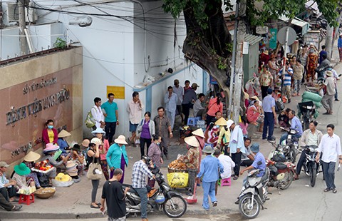 Bệnh viện, bệnh nhân đều muốn dẹp hàng rong