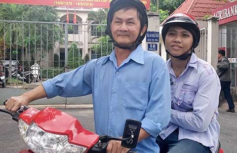 Hai bị cáo cướp giật bánh mì bị xử tù giam