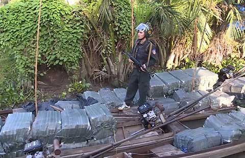 Bộ Công an đánh sập điểm tập kết thuốc lá lậu cực lớn