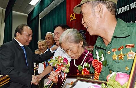 Thủ tướng Nguyễn Xuân Phúc: ‘Đất nước luôn quan tâm đến người có công’