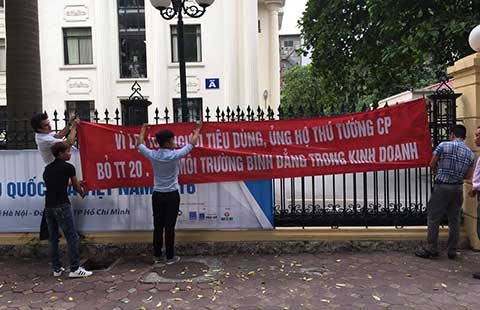 Thấy gì từ việc doanh nghiệp chăng biểu ngữ trước Bộ Công thương?