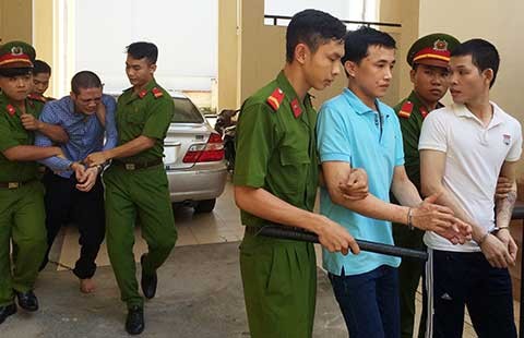 Bị cáo lơ ngơ, tòa trả hồ sơ yêu cầu cho giám định