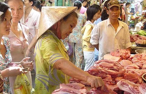 Người Sài Gòn dùng điện thoại thông minh mua thịt heo