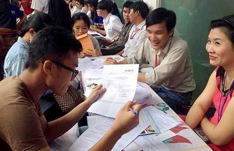 Chen chân nộp hồ sơ xét tuyển đại học